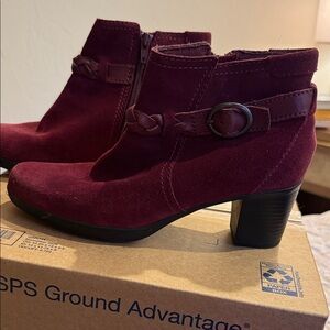 CLARK’S NWOT Burgundy suede Ankle Boots
With side zipper